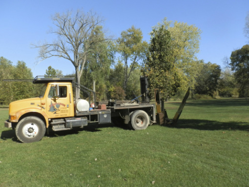 Truck mounted tree spade
